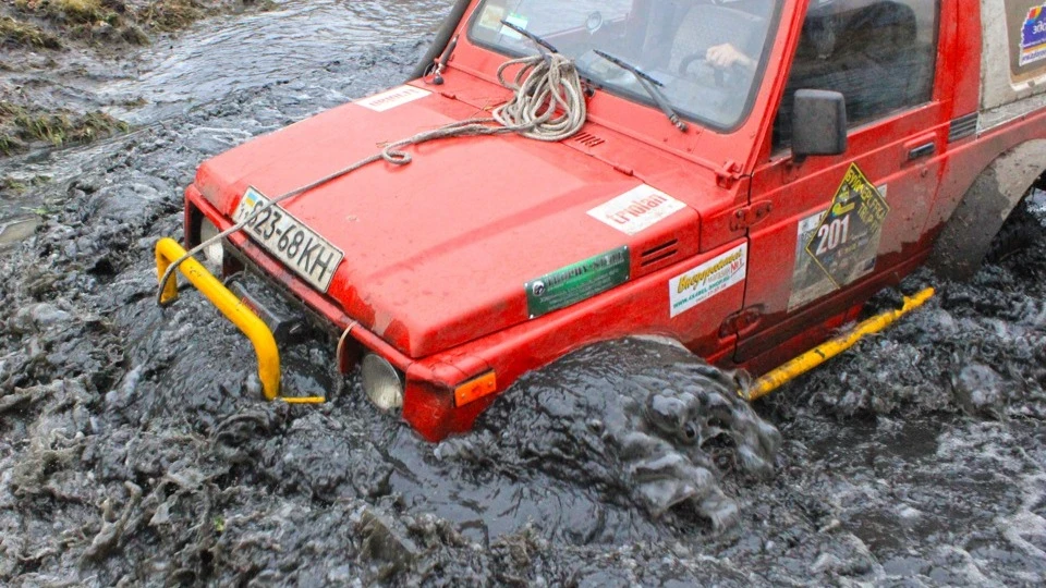 Suzuki Samurai Червоно-білий пройдисвіт