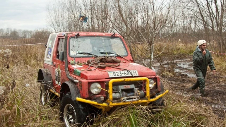 Suzuki Samurai Червоно-білий пройдисвіт 2
