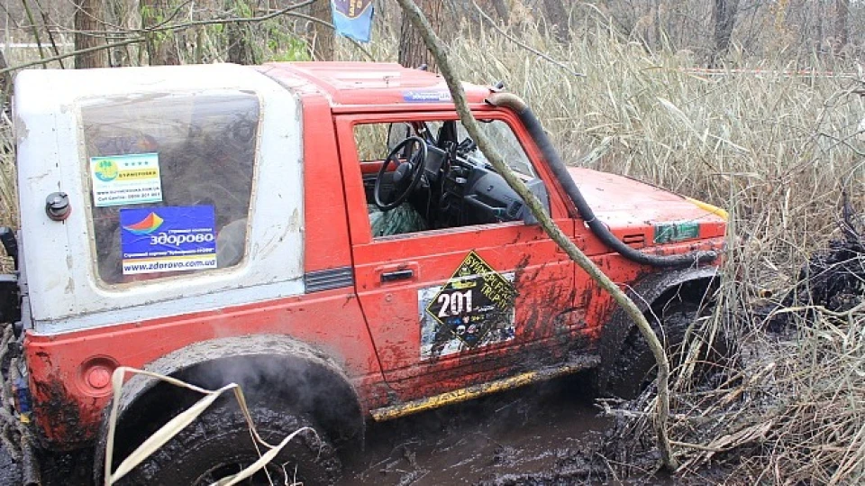 Suzuki Samurai Червоно-білий пройдисвіт 3