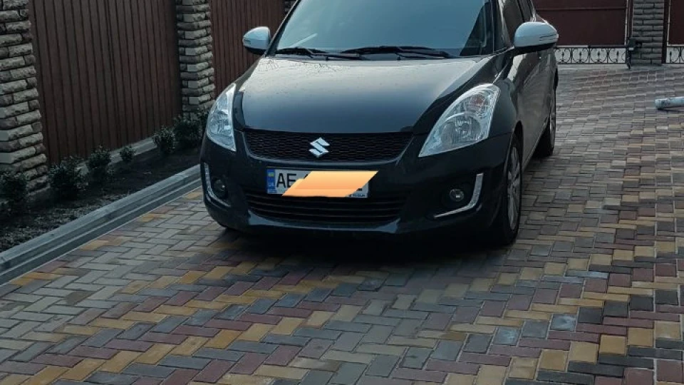 Suzuki Swift GLX Black&White