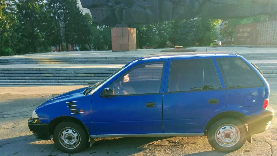 Suzuki Swift дракон, що крадеться