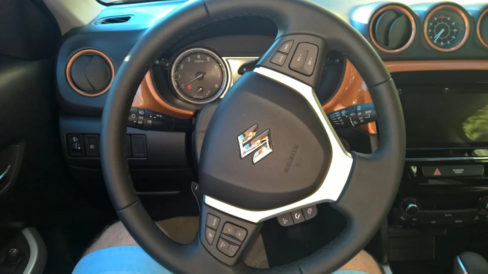 Suzuki Vitara Orange 4