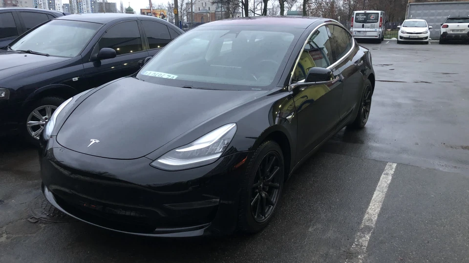 Tesla Model 3 4