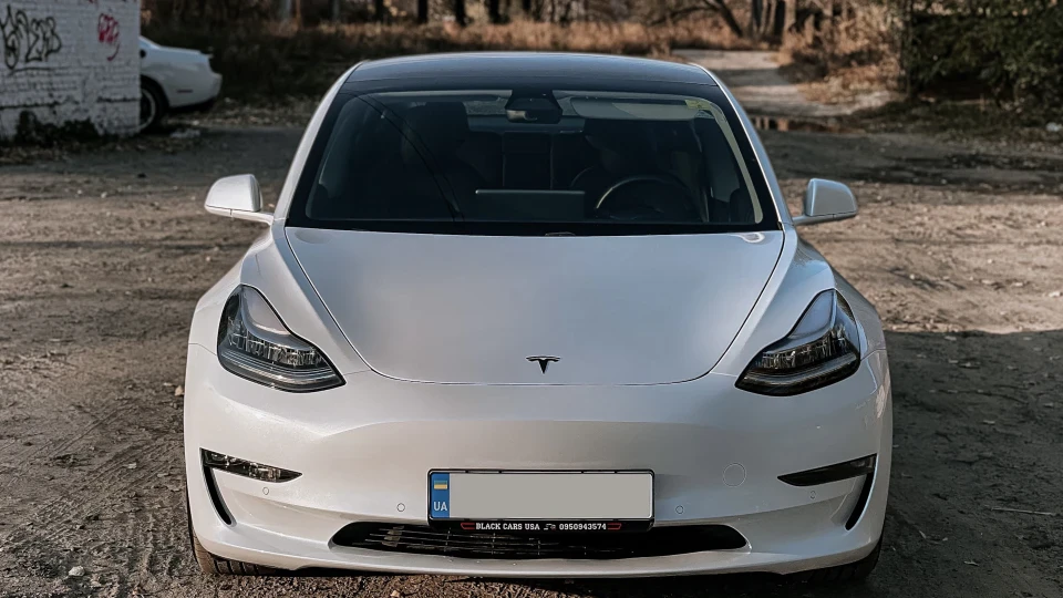 Tesla Model 3 Біла
