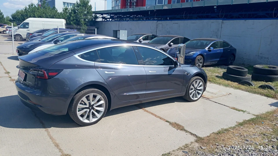 Tesla Model 3 Міраж