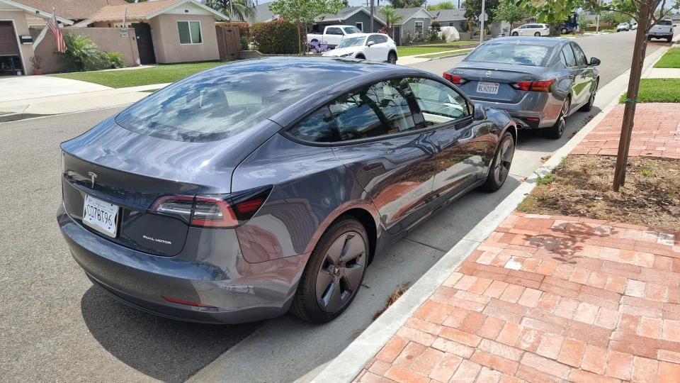 Tesla Model 3 Taxi 2