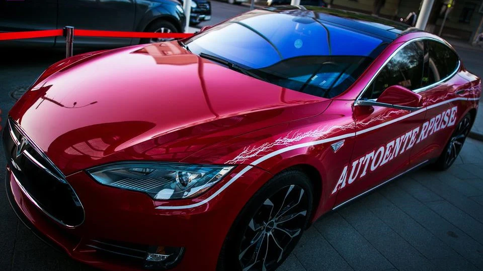 Tesla Model S 2