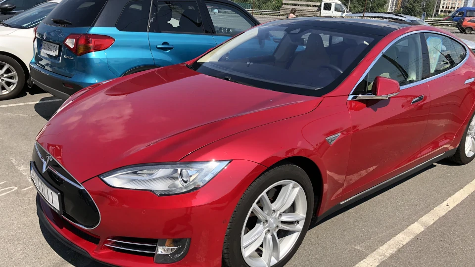 Tesla Model S 85 Santa 2