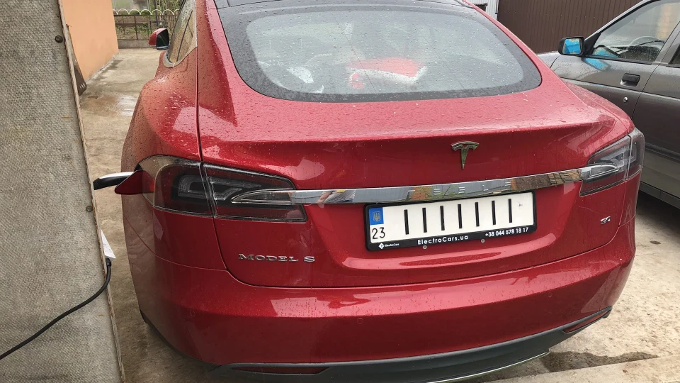Tesla Model S 85 Santa 3