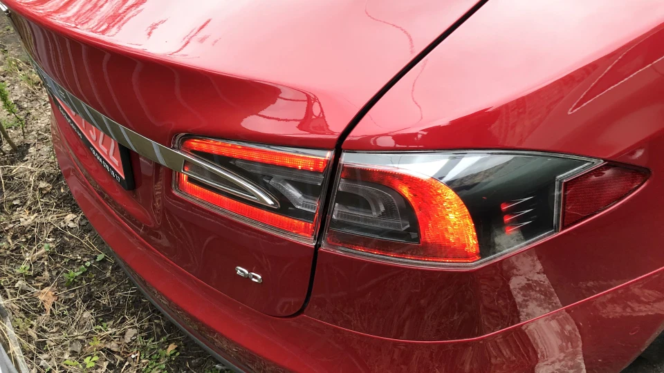 Tesla Model S 85 Santa 4