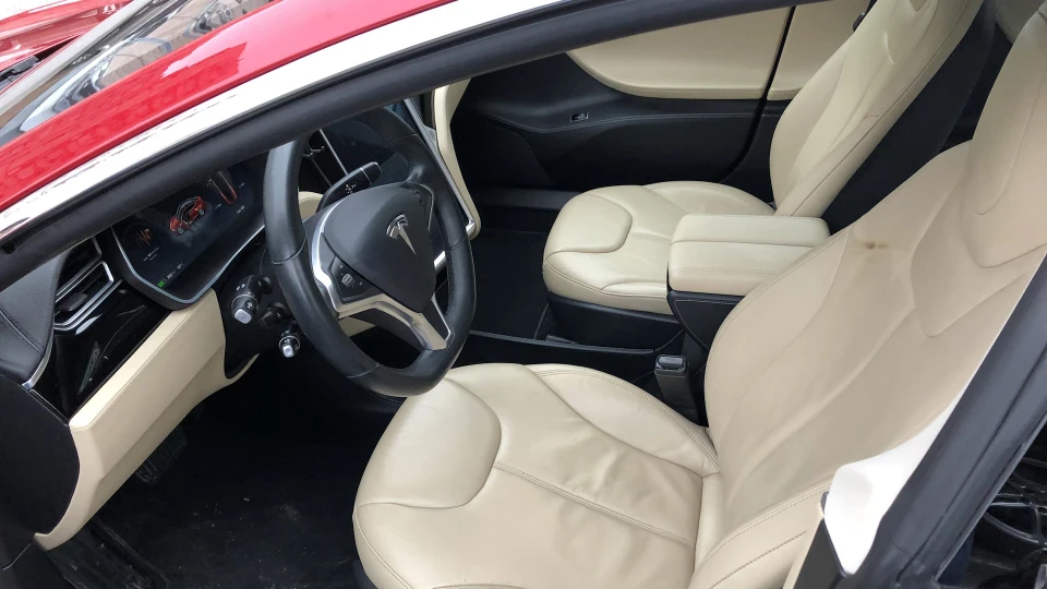 Tesla Model S 85 Santa 5