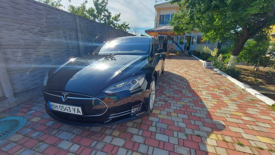 Tesla Model S 85D 2