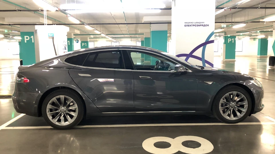 Tesla Model S 90D 3