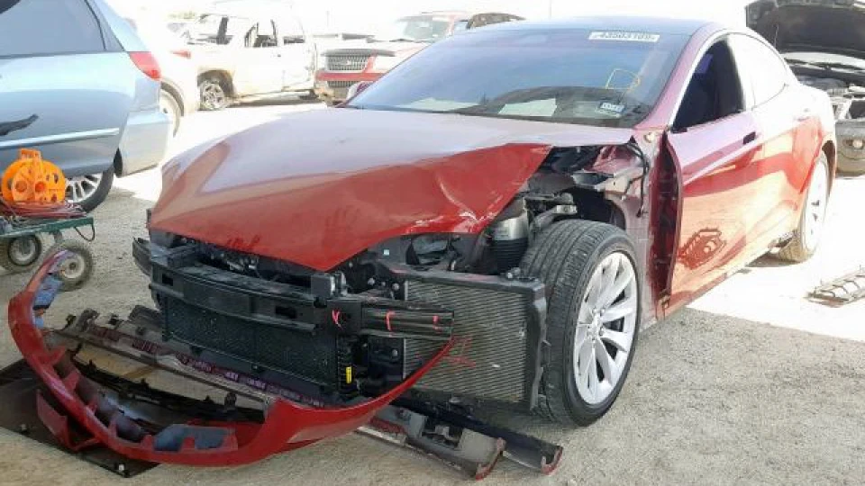 Tesla Model S Червоний