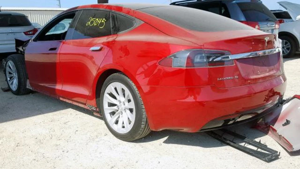 Tesla Model S Червоний 2