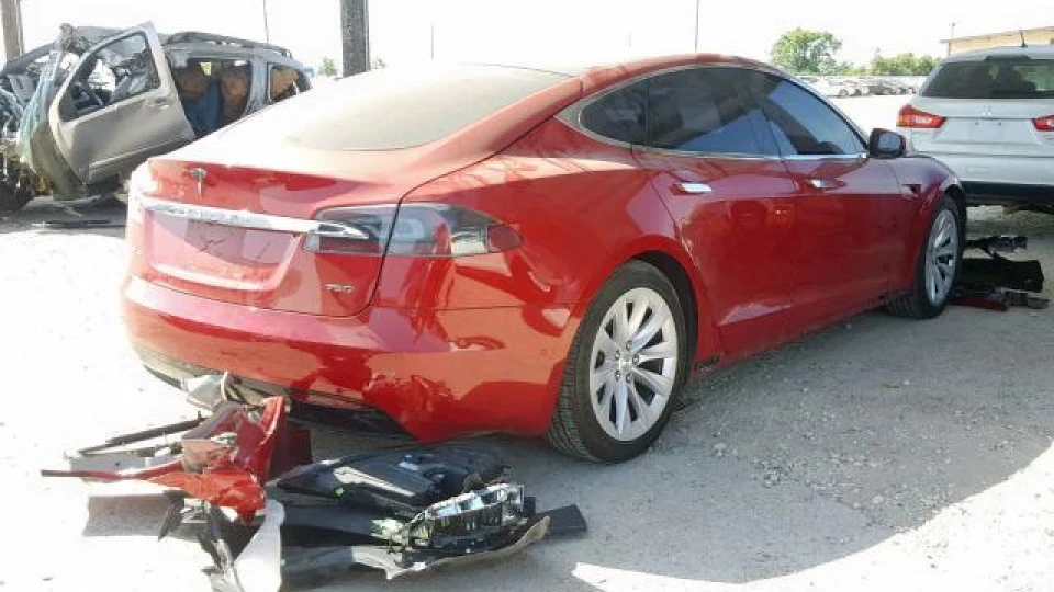 Tesla Model S Червоний 3