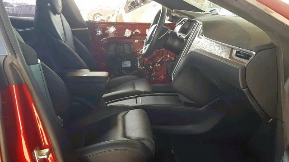 Tesla Model S Червоний 4