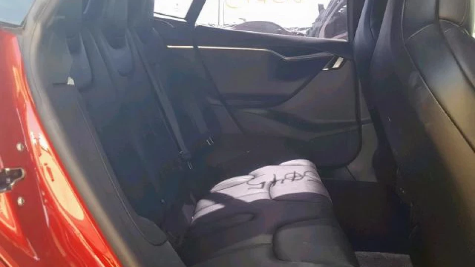 Tesla Model S Червоний 5