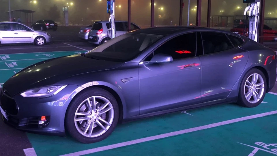 Tesla Model S P85