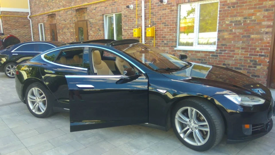 Tesla Model S Робоча конячка