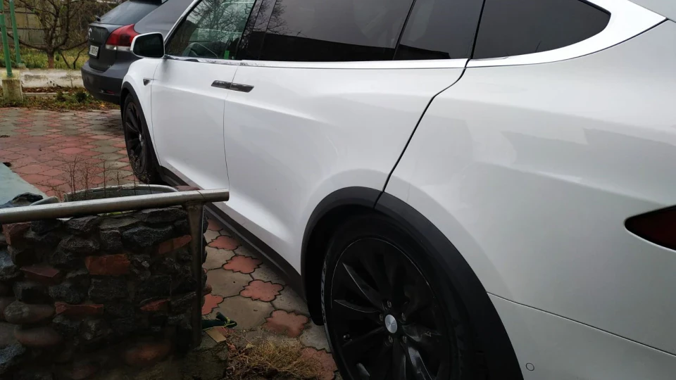 Tesla Model X 90D WHITE SHARK