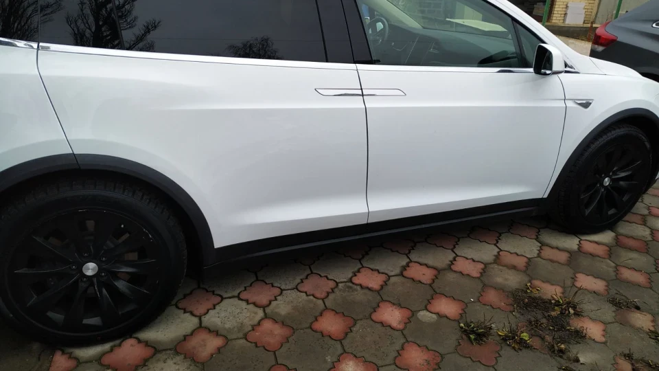 Tesla Model X 90D WHITE SHARK 2