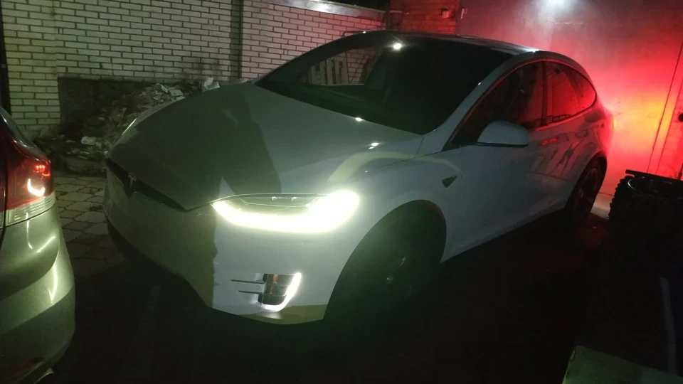 Tesla Model X 90D WHITE SHARK 3