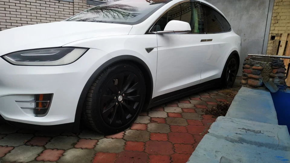 Tesla Model X 90D WHITE SHARK 4