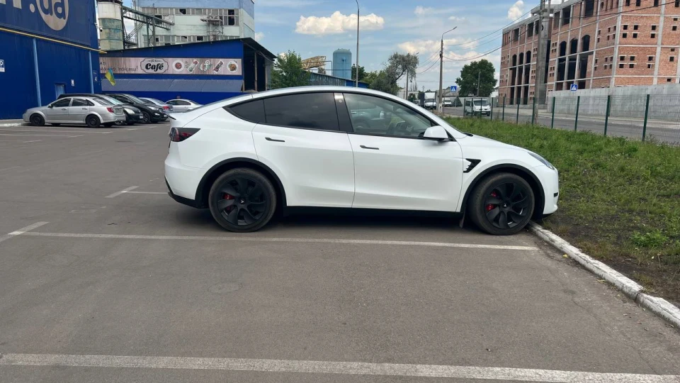 Tesla Model Y 2