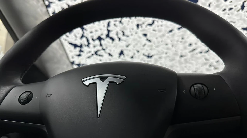 Tesla Model Y 4