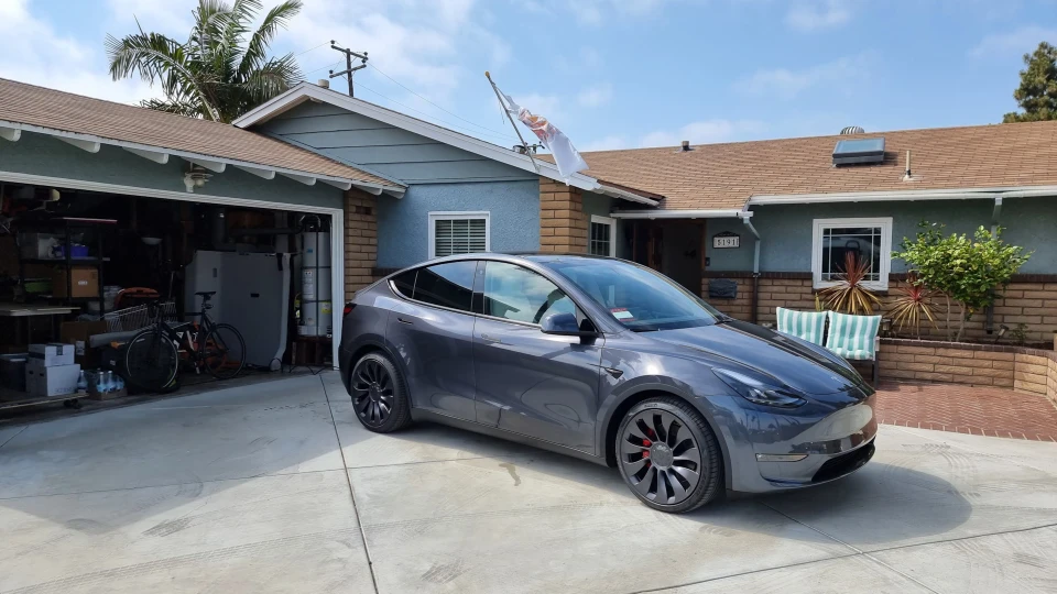 Tesla Model Y Лука 2