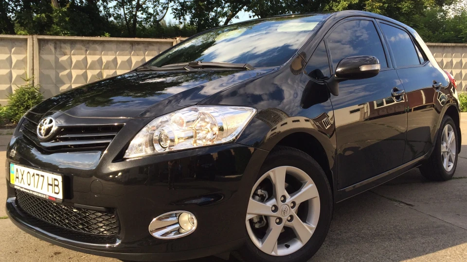 Toyota Auris ЧорнийTOYOT