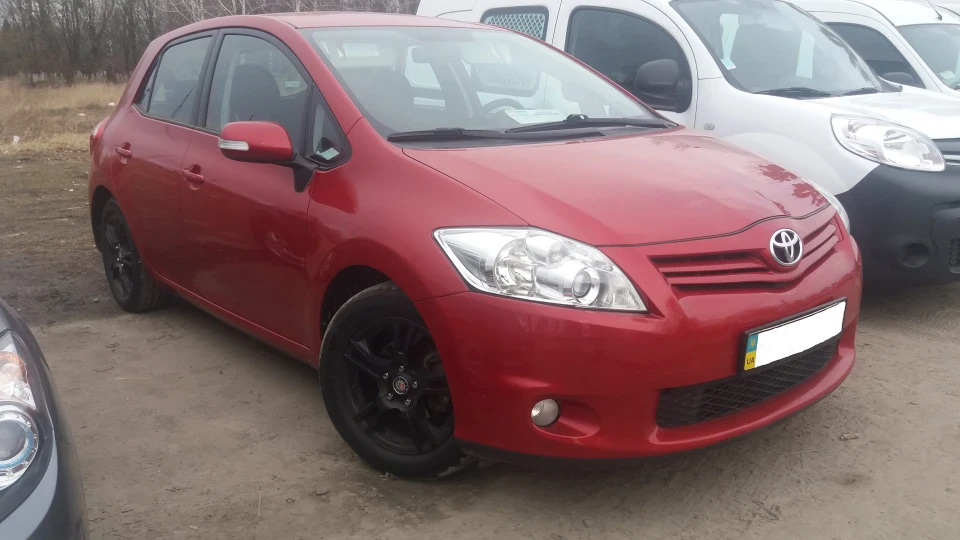 Toyota Auris червона бестія
