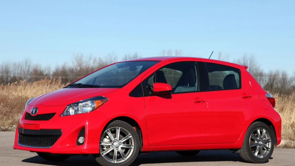 Toyota Auris Червона, Шкіряний салон.