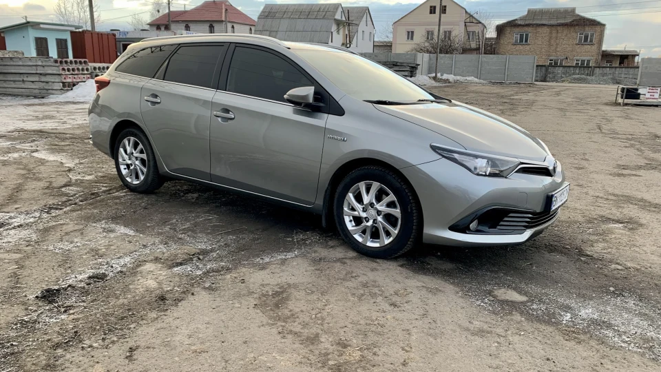 Toyota Auris Touring Sports Hybrid 2
