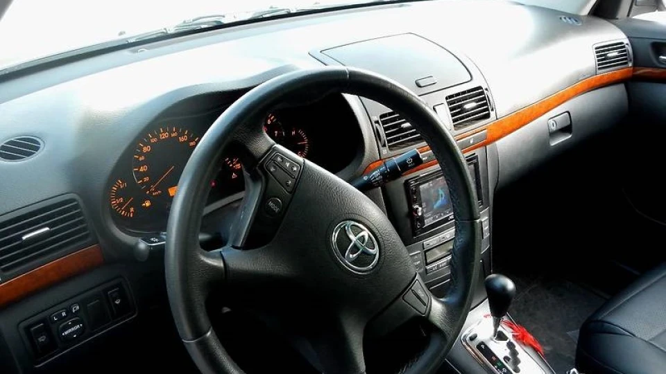 Toyota Avensis 2