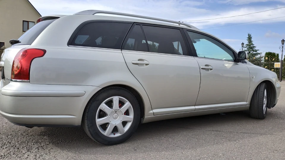 Toyota Avensis 2