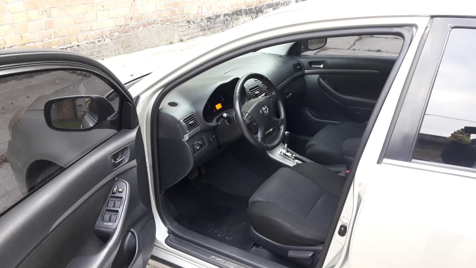 Toyota Avensis 2