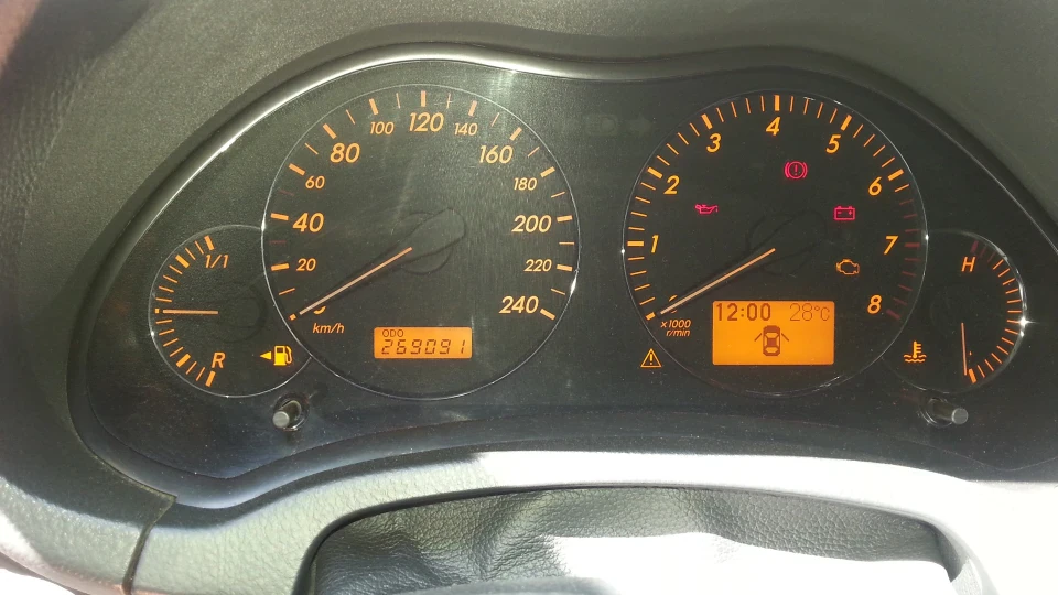 Toyota Avensis Блискуча 2