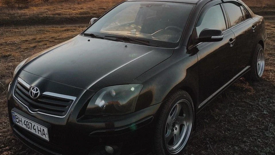 Toyota Avensis Чорний віник))