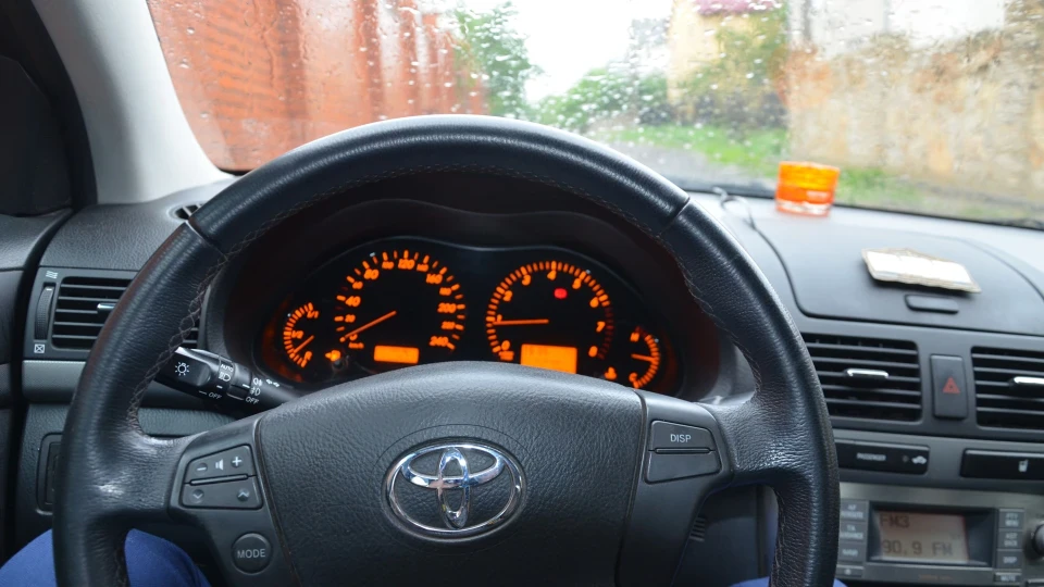 Toyota Avensis =Мокрий асфальт=