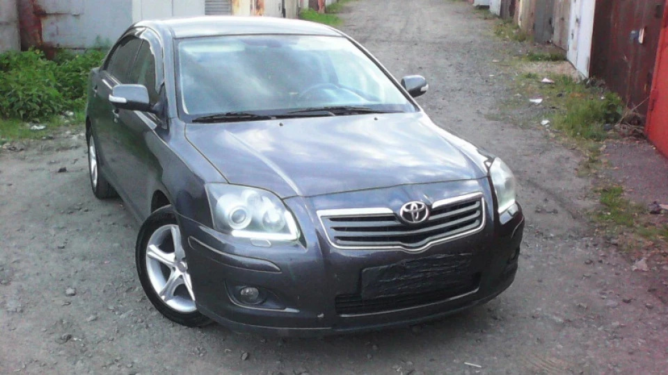 Toyota Avensis мокрий асфальт 1ю8