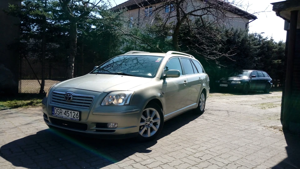 Toyota Avensis Сіра конячка