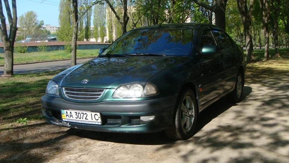 Toyota Avensis зелений MONSTR