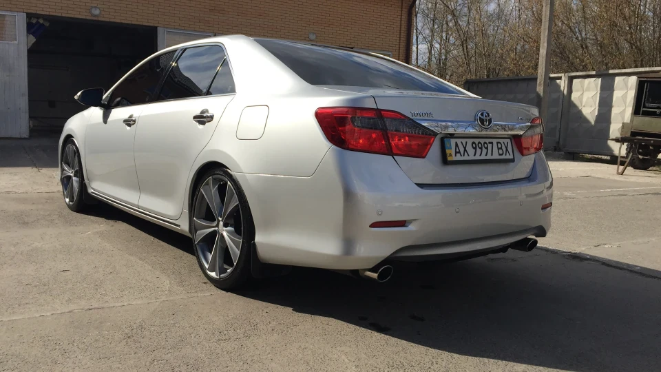 Toyota Camry 4