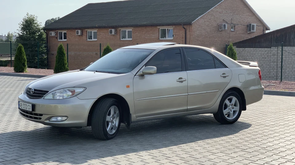 Toyota Camry 4