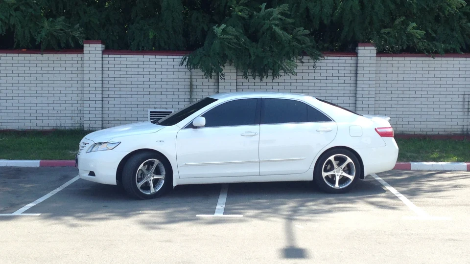 Toyota Camry 4
