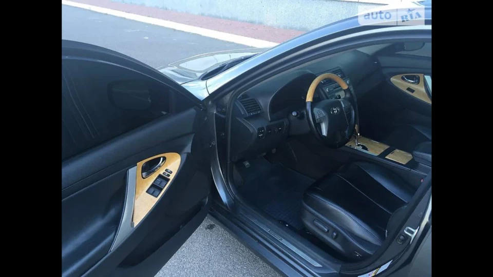 Toyota Camry 4