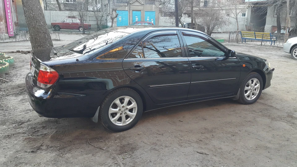 Toyota Camry 4