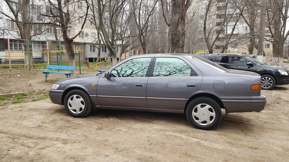 Toyota Camry 4